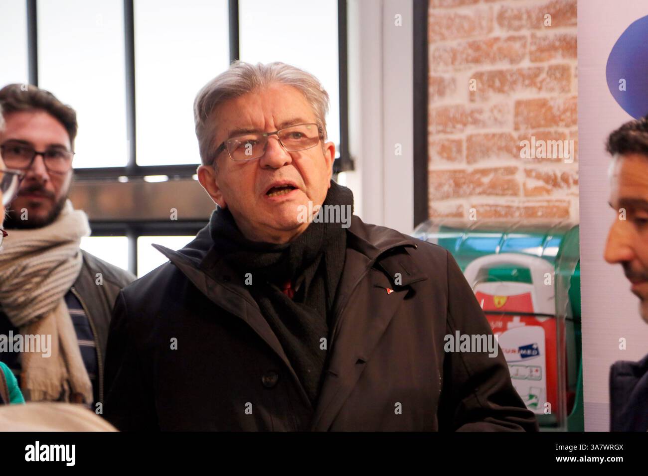 Francia, Parigi, 2023-11-11. Jean-Luc Melenchon lascia la conferenza di Kohei Saito "le capital dans l'anthropocene" all'IRIS Institut de Relationals Internation Foto Stock