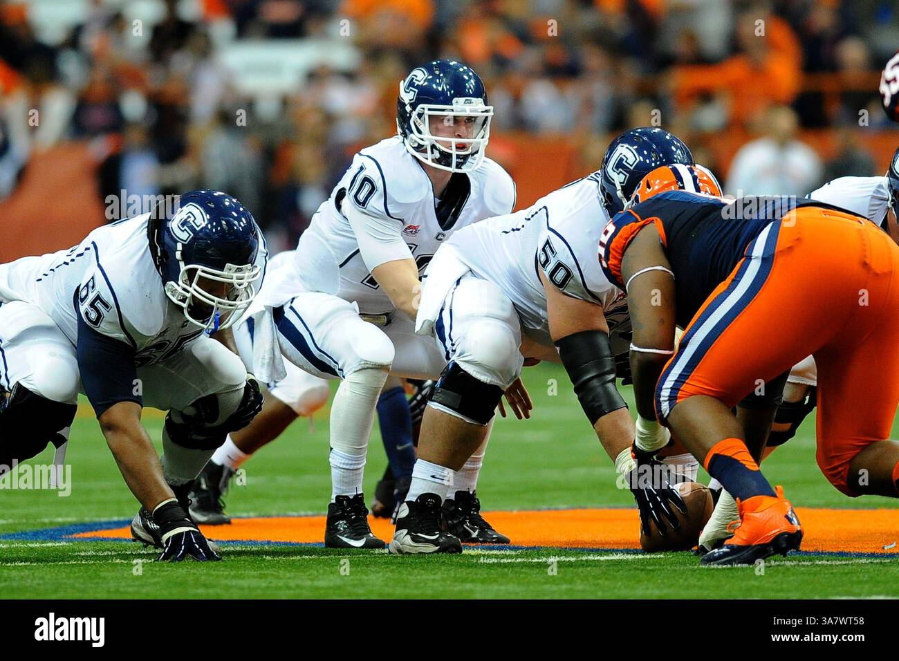 19 ottobre 2012 - Syracuse, New York, U. S - 19 ottobre 2012: Il quarterback dei Connecticut Huskies Chandler Whitmer #10 scansiona il campo sulla linea di scrimmage durante il secondo quarto contro i Syracuse Orange al Carrier Dome di Syracuse, New York. (Immagine di credito: © Rich Barnes/Cal Sport Media/ZUMAPRESS.com) Foto Stock