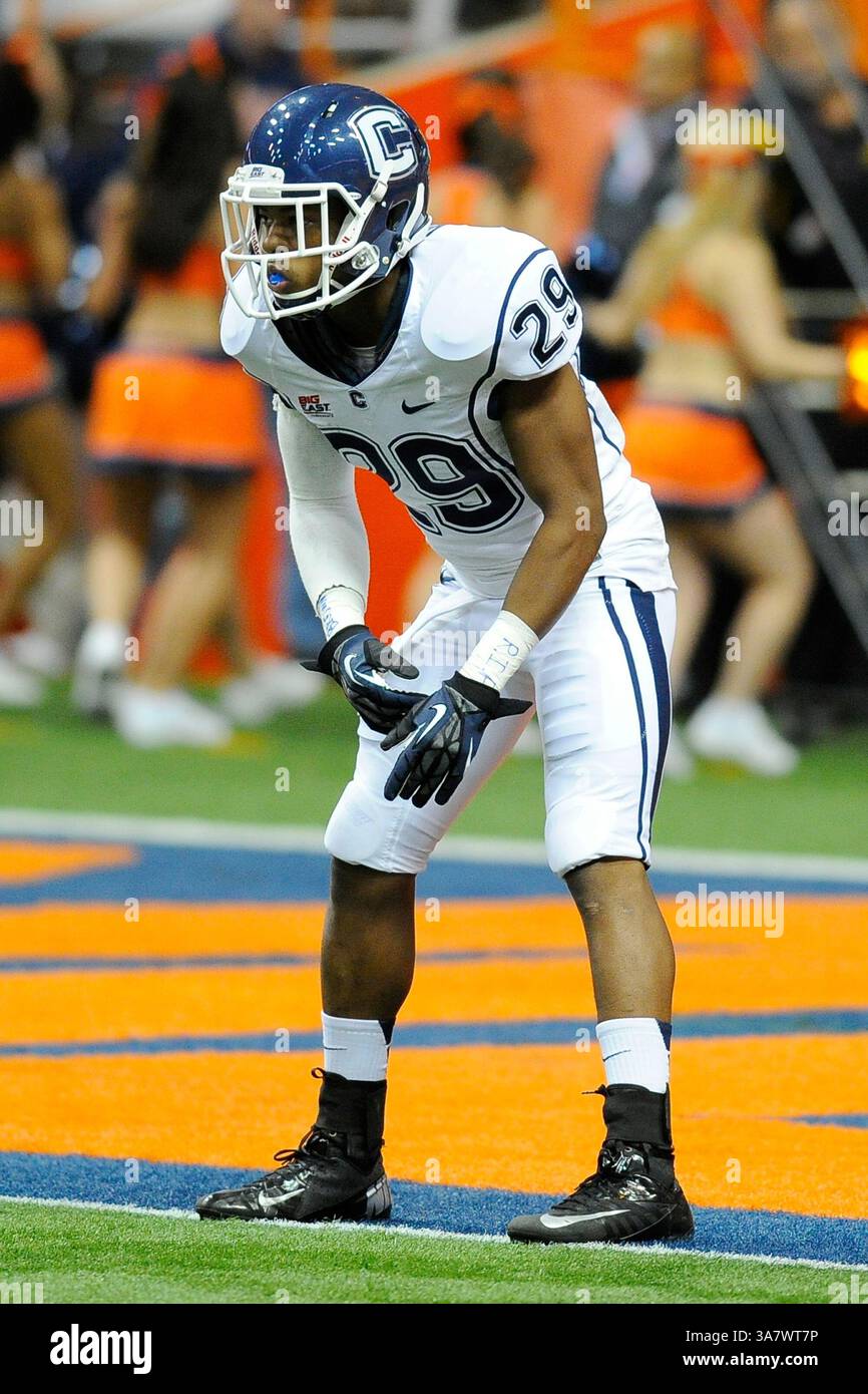 19 ottobre 2012 - Syracuse, New York, U. S - 19 ottobre 2012: Il cornerback dei Connecticut Huskies Taylor Mack #29 attende il calcio d'inizio contro i Syracuse Orange al Carrier Dome di Syracuse, New York. (Immagine di credito: © Rich Barnes/Cal Sport Media/ZUMAPRESS.com) Foto Stock
