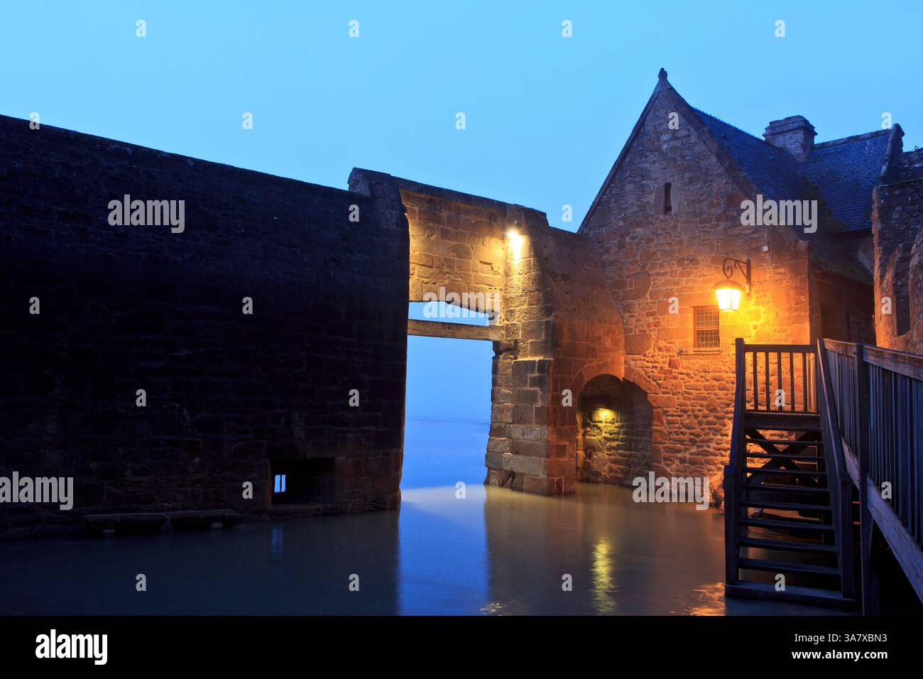 Marea primaverile a Mont-Saint-Michel, un isolotto medievale cristiano di marea e sito patrimonio dell'umanità dell'UNESCO al crepuscolo in Normandia, Francia Foto Stock