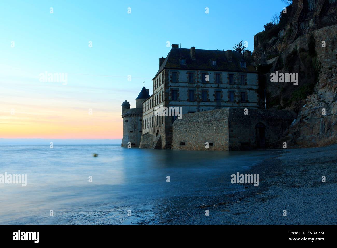 Marea primaverile presso la Torre di Gabriele (Tour Gabriel) a Mont-Saint-Michel (Monte di San Michele), un sito patrimonio dell'umanità dell'UNESCO in Normandia, Francia Foto Stock
