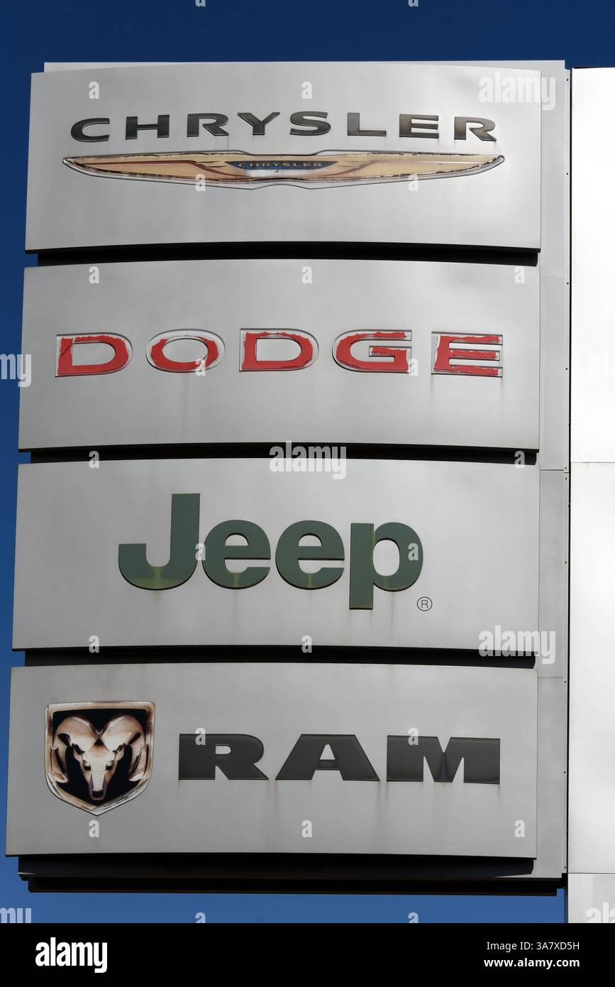 Ottawa, Canada - 27 marzo 2025: Concessionaria Chrysler, Jeep, Dodge, RAM in Hunt Club Rd A partire dal 2023, Stellantis era la quarta più grande casa automobilistica al mondo per vendite. Il presidente Trump ha minacciato di imporre tariffe sulle auto fatte al di fuori degli Stati Uniti. Foto Stock Ottawa, Canada - 27 marzo 2025: Concessionaria Chrysler, Jeep, Dodge, RAM in Hunt Club Rd A partire dal 2023, Stellantis era la quarta più grande casa automobilistica al mondo per vendite. Il presidente Trump ha minacciato di imporre tariffe sulle auto fatte al di fuori degli Stati Uniti. Foto Stock