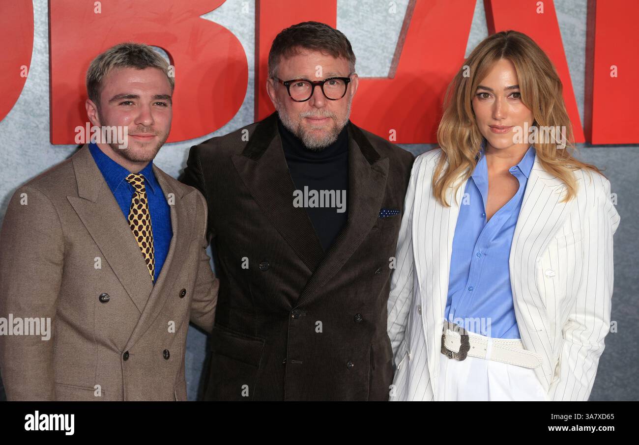 Londra, Regno Unito. 27 marzo 2025. Rocco Ritchie, Guy Ritchie e Jacqui Ainsley partecipano alla prima mondiale "MobLand" all'Odeon Luxe Leicester Square di Londra. Credito: SOPA Images Limited/Alamy Live News Foto Stock