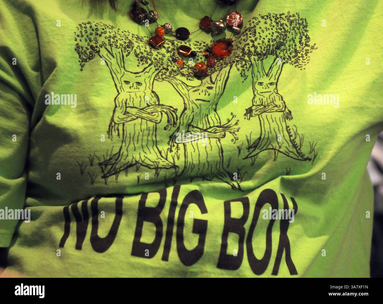 18 ottobre 2012 - Albuquerque, NEW MEXICO, Stati Uniti - 101812 . Avversario del proposto negozio Walmart a Coors e Montano Rd. NW indossa una maglietta "No Big Box" giovedì 18 ottobre 2012 durante l'audizione tenuta presso il centro convegni dalla Commissione di pianificazione ambientale della città sul controverso progetto. (Immagine di credito: © Adolphe Pierre-Louis/Albuquerque Journal/ZUMAPRESS.com) Foto Stock