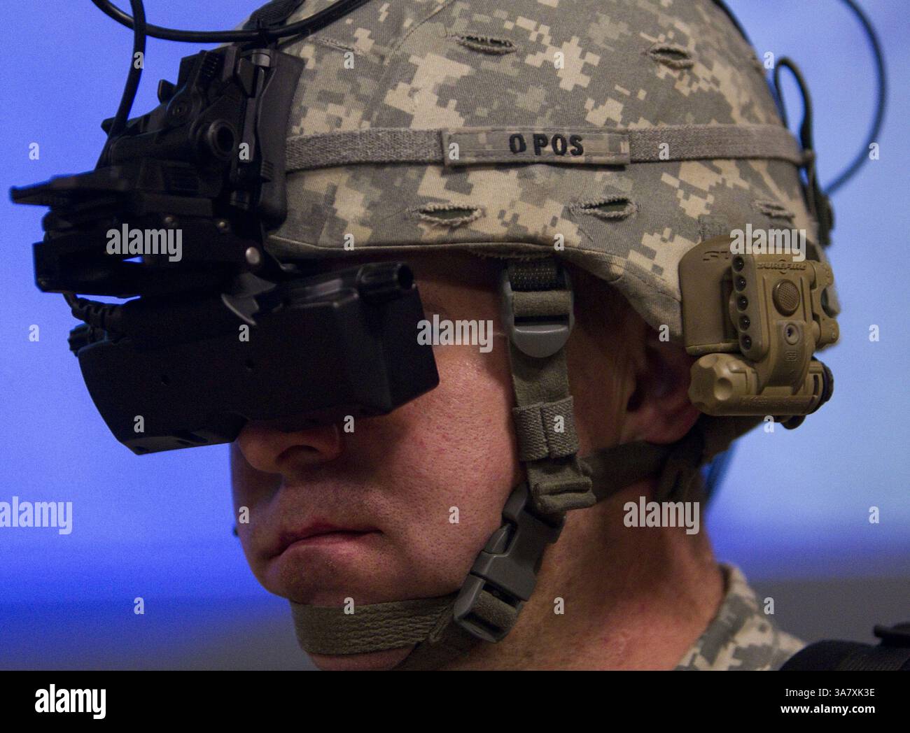 25 ottobre 2012 - Leavenworth, KS, USA - il sergente Paul Kornberger controlla il suo display visivo montato sul casco mentre mostra il sistema di addestramento immersivo nel Marshall Auditorium del Lewis and Clark Center a Fort Leavenworth, 25 ottobre 2012, a Leavenworth, Kansas. I soldati mettono alla prova le loro abilità camminando sui campi di battaglia virtuali. (Immagine di credito: © Shane Keyser/MCT/ZUMAPRESS.com) Foto Stock