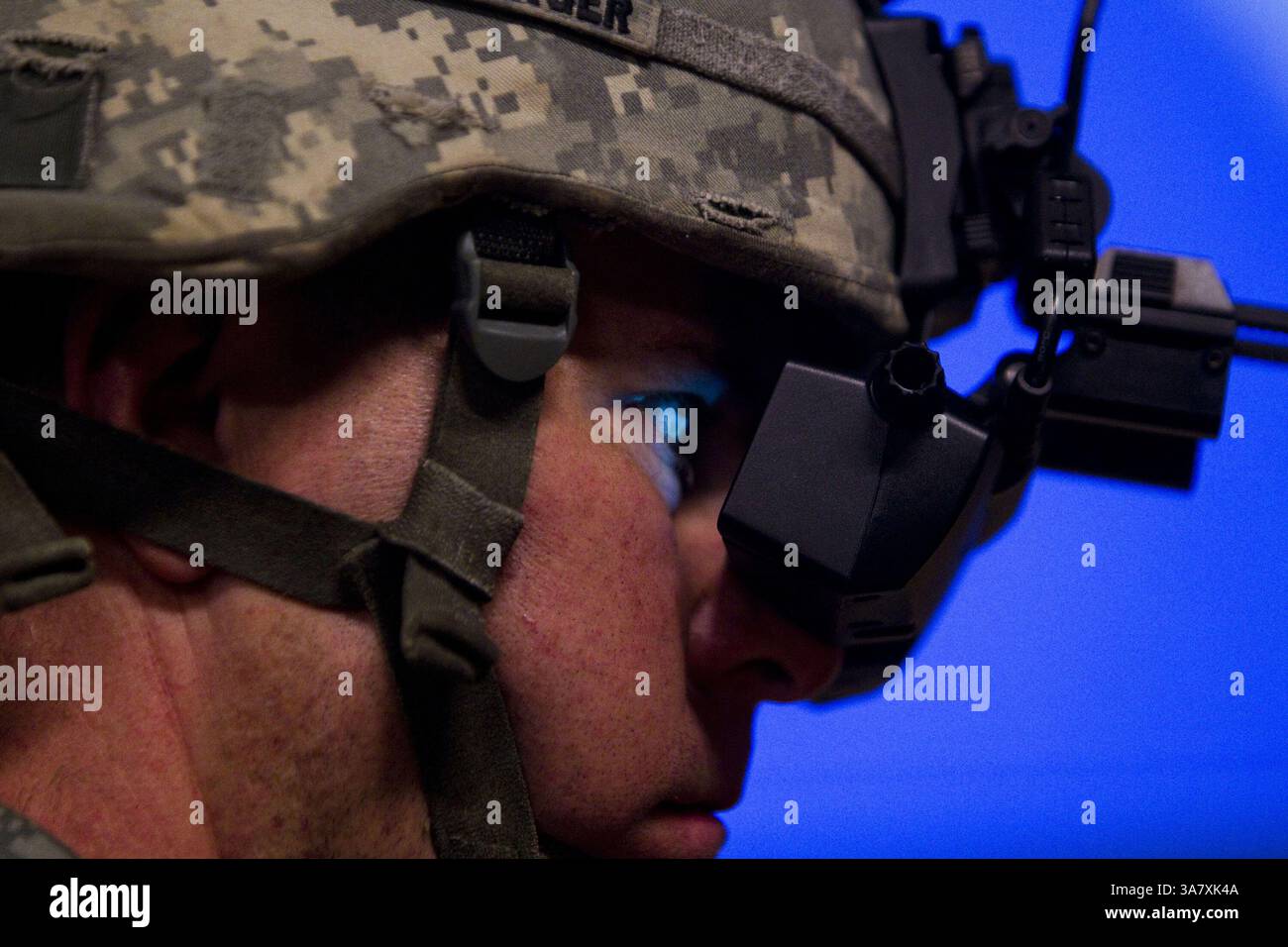 25 ottobre 2012 - Leavenworth, KS, USA - il sergente Paul Kornberger controlla il suo display visivo montato sul casco mentre mostra il sistema di addestramento immersivo nel Marshall Auditorium del Lewis and Clark Center a Fort Leavenworth, 25 ottobre 2012, a Leavenworth, Kansas. I soldati mettono alla prova le loro abilità camminando sui campi di battaglia virtuali. (Immagine di credito: © Shane Keyser/MCT/ZUMAPRESS.com) Foto Stock