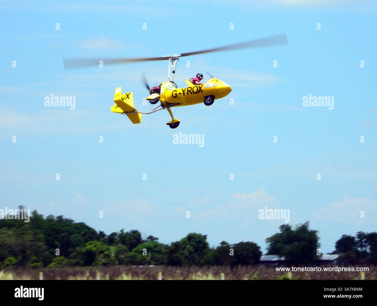 14 maggio 2011 - Angeles, Filippine - il pilota NORMAN SURPLUS in volo vicino a Angeles City, Filippine, nel suo tentativo di essere la prima persona a far volare un girocopter in giro per il mondo. Norman, da Larne, Contea di Antrim, Irlanda del Nord, ha volato migliaia di miglia/km attraverso Europa, Medio Oriente, India, Asia sud-orientale fino al Giappone dove il suo aereo è appeso. Le autorità russe continuano a rifiutarsi di lasciarlo volare nel loro spazio aereo ritardando il suo volo di oltre 12 mesi. (Immagine di credito: © surplus Art/ZUMAPRESS.com) Foto Stock