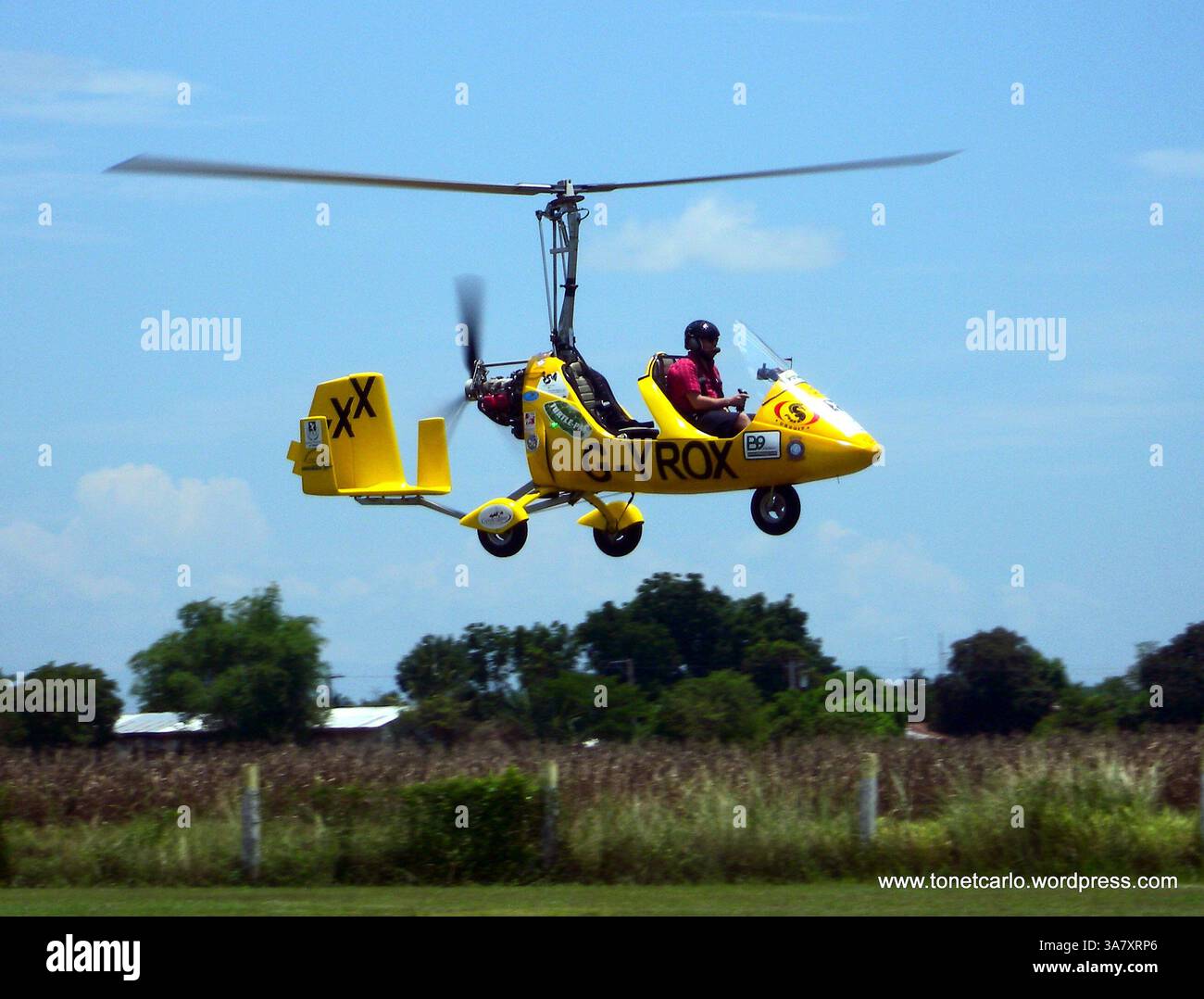 14 maggio 2011 - Angeles, Filippine - il pilota NORMAN SURPLUS in volo vicino a Angeles City, Filippine, nel suo tentativo di essere la prima persona a far volare un girocopter in giro per il mondo. Norman, da Larne, Contea di Antrim, Irlanda del Nord, ha volato migliaia di miglia/km attraverso Europa, Medio Oriente, India, Asia sud-orientale fino al Giappone dove il suo aereo è appeso. Le autorità russe continuano a rifiutarsi di lasciarlo volare nel loro spazio aereo ritardando il suo volo di oltre 12 mesi. (Immagine di credito: © surplus Art/ZUMAPRESS.com) Foto Stock
