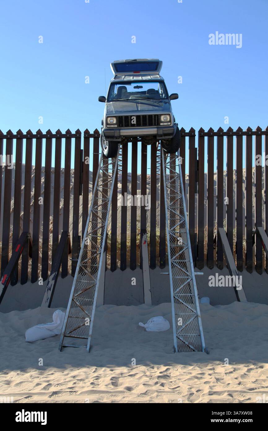 31 ottobre 2012 - Yuma, Arizona, Stati Uniti - due aspiranti contrabbandieri sono stati sventati nel tentativo di attraversare il confine messicano in Arizona su una rampa di passaggio quando la loro Jeep è rimasta bloccata in cima alla recinzione di 14 piedi, secondo gli agenti di frontiera della pattuglia di frontiera degli Stati Uniti che pattugliavano il settore Yuma intorno a mezzanotte martedì è arrivata la Jeep Cherokee d'argento che aveva raggiunto un "alto centro" mentre cercava di attraversare la parte inferiore della rampa. Due sospettati sono fuggiti in Messico. (Immagine di credito: © USCBP/ZUMAPRESS.com) Foto Stock