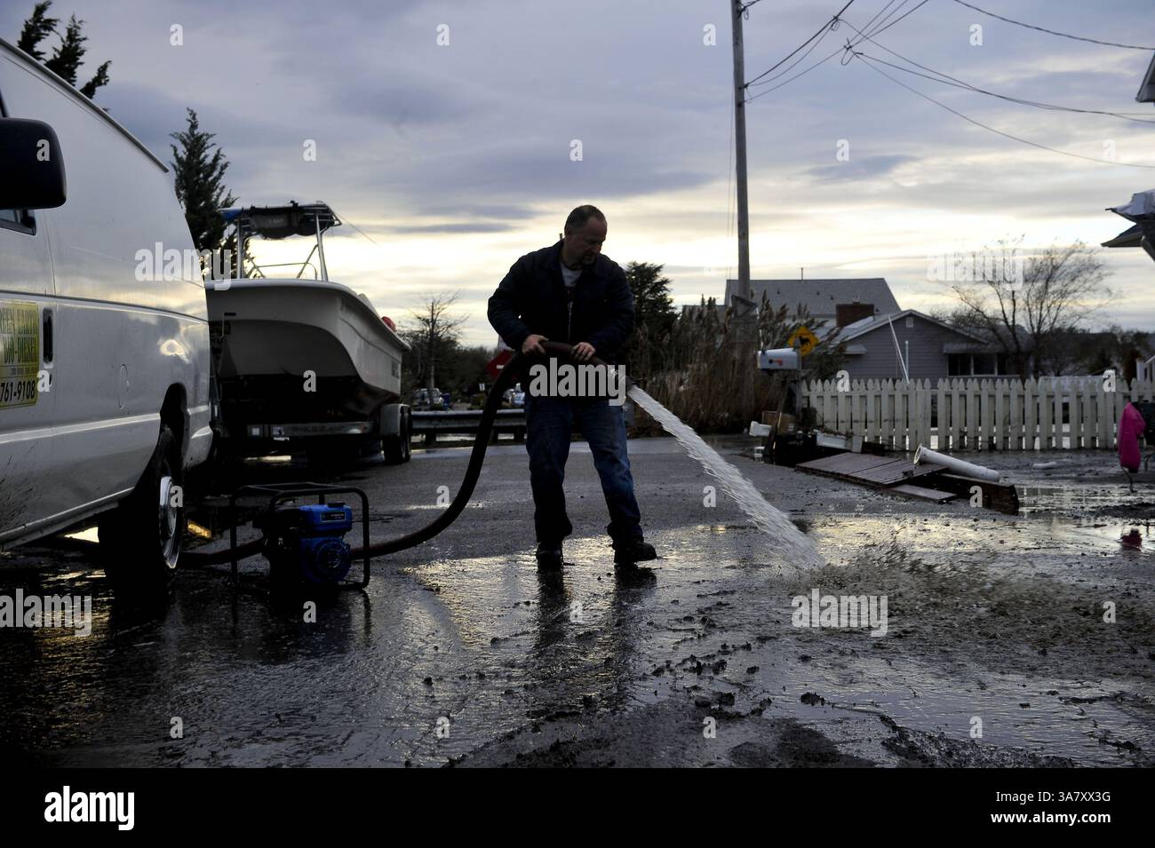 31 ottobre 2012 - Toms River, New Jersey, U. S - Scott Keyser pulisce i detriti di fronte alla sua casa nel fiume Toms due giorni dopo l'arrivo dell'uragano Sandy nel New Jersey meridionale, causando inondazioni, danni alle proprietà e interruzioni di corrente. (Immagine di credito: © Charles Mostoller/ZUMAPRESS.com) Foto Stock