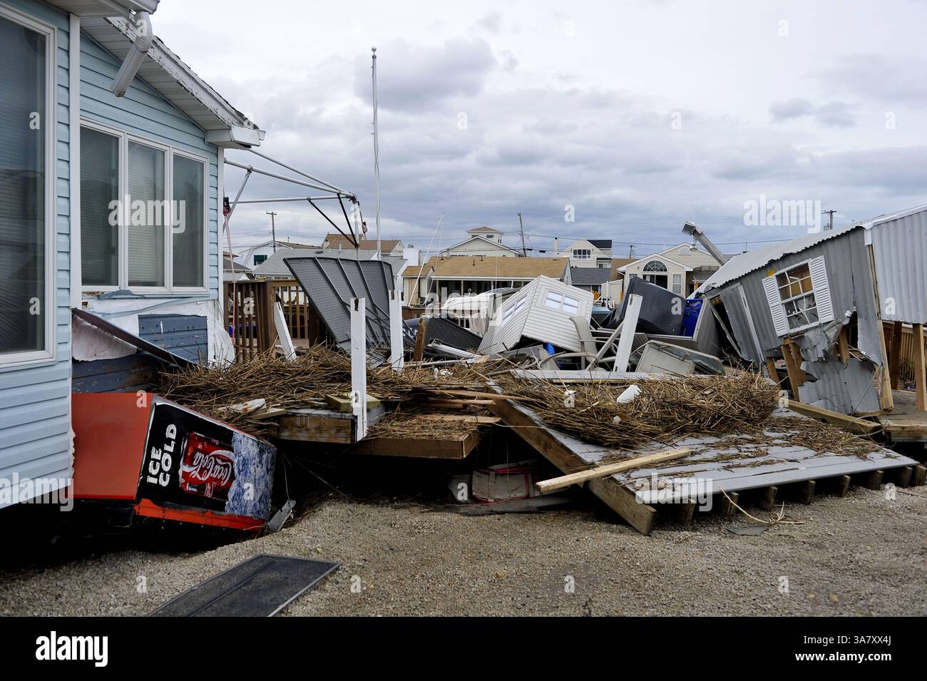 31 ottobre 2012 - Toms River, New Jersey, U. S - detriti e proprietà distrutte nel fiume Toms due giorni dopo l'uragano Sandy sbarcato nel New Jersey meridionale causando inondazioni diffuse, danni alle proprietà e interruzioni di corrente. (Immagine di credito: © Charles Mostoller/ZUMAPRESS.com) Foto Stock