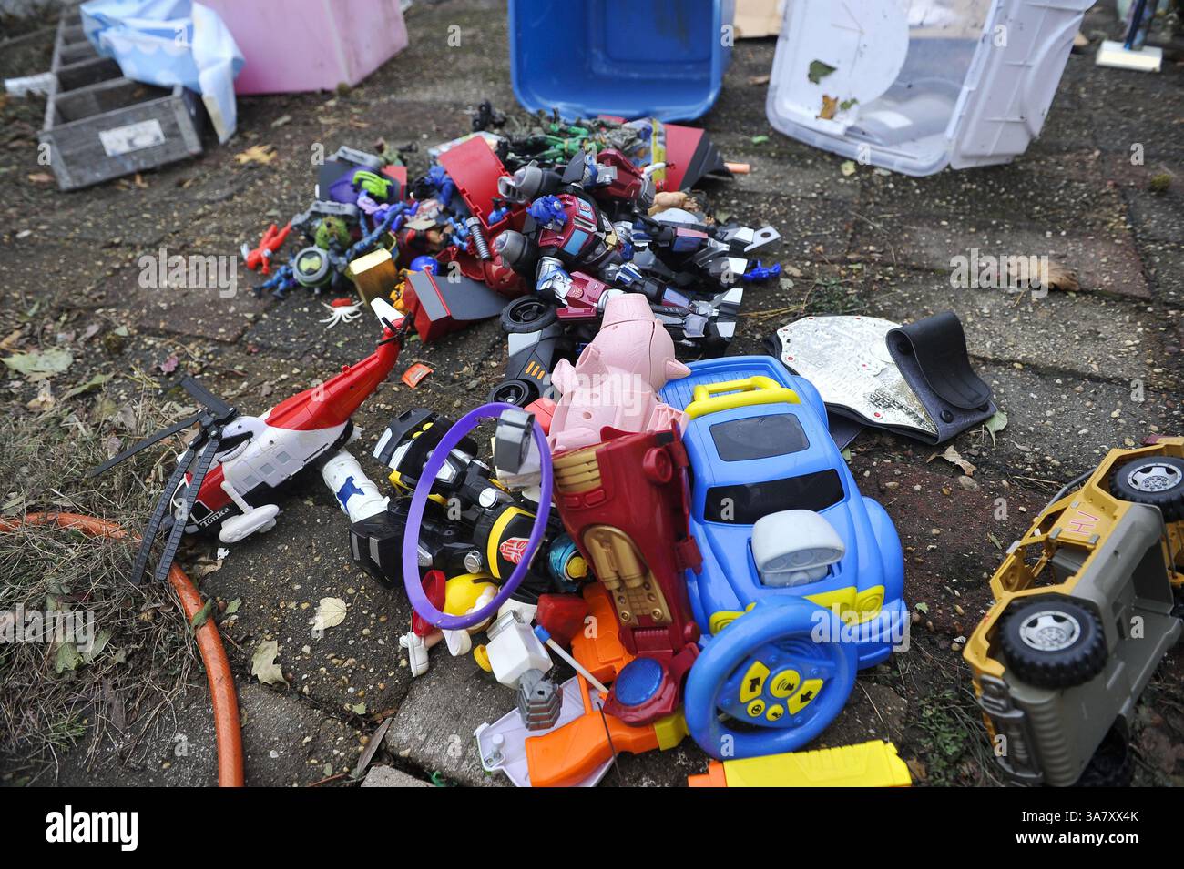 31 ottobre 2012 - Toms River, New Jersey, U. S - i giocattoli si asciugano in un cortile sul fiume Toms due giorni dopo l'uragano Sandy sbarcato nel New Jersey meridionale causando inondazioni diffuse, danni alle proprietà e interruzioni di corrente. (Immagine di credito: © Charles Mostoller/ZUMAPRESS.com) Foto Stock