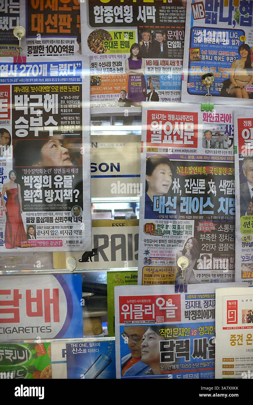 1 novembre 2012 - Seul, Corea del Sud - con le elezioni presidenziali della Corea del Sud che si svolgono il 19 dicembre, i giornali di una stazione della metropolitana di Seul mostrano la candidata conservatrice Park Geun-Hye. È la figlia dell'ex leader autoritario sudcoreano Park Chung-Hee. Park è in corsa contro la progressiva Moon Jae-in, un aiutante dell'ex presidente Roh Moo-Hyun, e l'indipendente Ahn Cheol-Soo, un medico, professore e imprenditore di successo. Le questioni più importanti affrontate da questi candidati sono state la creazione di posti di lavoro e la distribuzione della ricchezza. (Thomas Michael Corcoran/ZU Foto Stock