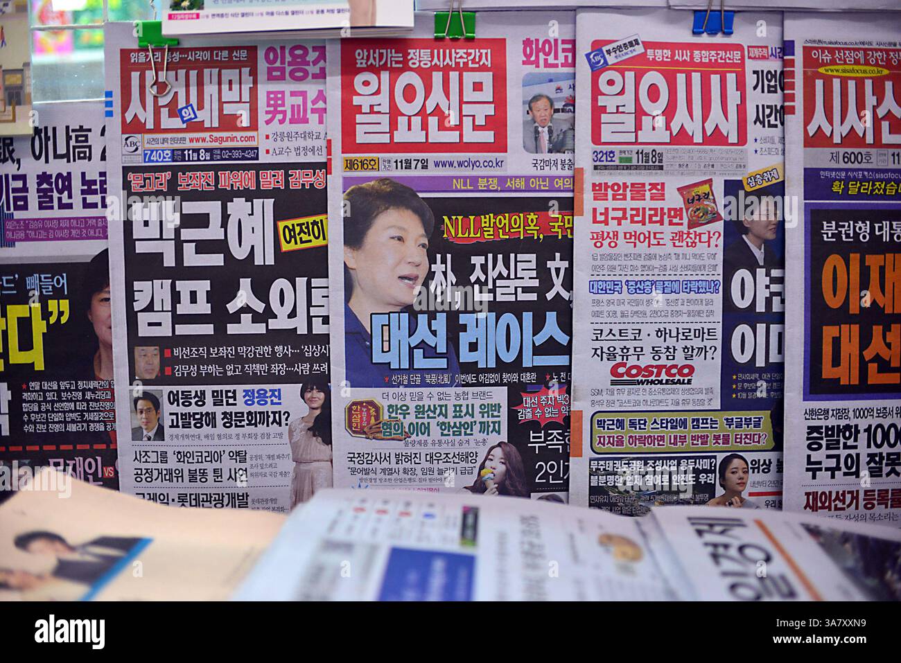 1 novembre 2012 - Seul, Corea del Sud - con le elezioni presidenziali in Corea del Sud che si svolgono il 19 dicembre, i giornali di una stazione della metropolitana di Seul mostrano la candidata conservatrice P. Geun-Hye. Le questioni più importanti che i candidati devono affrontare sono state la creazione di posti di lavoro e la distribuzione della ricchezza. (Immagine di credito: © Thomas Michael Corcoran/ZUMAPRESS.com) Foto Stock