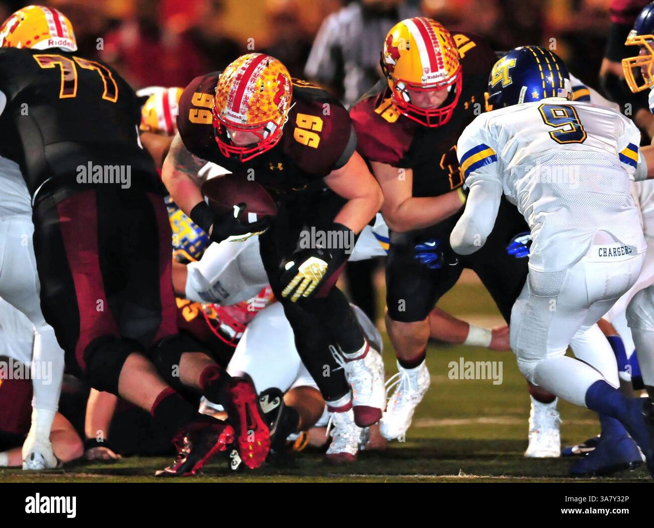 2 novembre 2012 Mission Viejo, CA. Il defensive end di Mission Viejo Garrett Marino #99 si aggiudica un touchdown nel quarto periodo in azione durante la partita di football Varsity Prep tra la scuola superiore El Toro e la scuola superiore Mission Viejo di Mission Viejo, California.. Mission Viejo sconfigge El Toro 49-7.Louis Lopez/CSM(Credit Image: © Louis Lopez/Cal Sport Media/ZUMAPRESS.com) Foto Stock