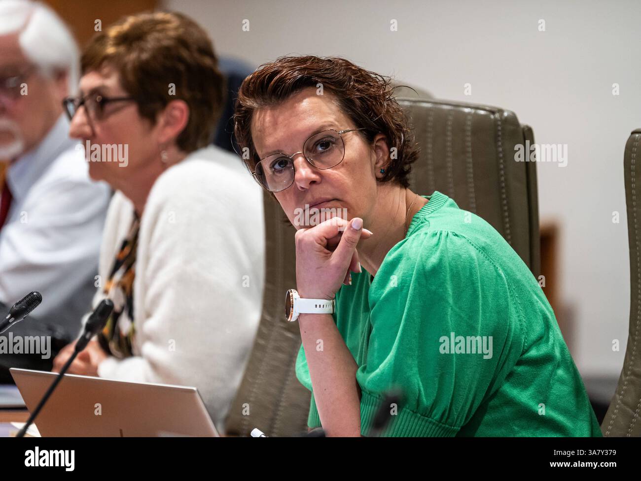 Kim Buyst Groen, membro della commissione per l'istruzione del Parlamento fiammingo Onderwijs. Sono state poste domande sulla fuga di cervelli dai professori americani, sul turnover del personale e sulla carenza di lerarentekort. Bruxelles, Belgio. 27 MARZO 2025 Foto Stock