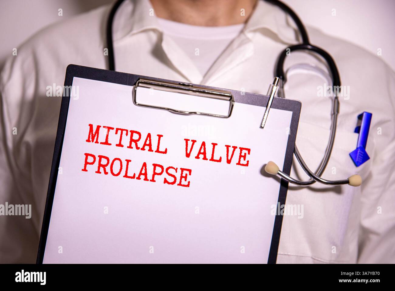 Prolasso valvola mitrale parola, termine medico parola con concetti medici in lavagna e apparecchiature mediche Foto Stock