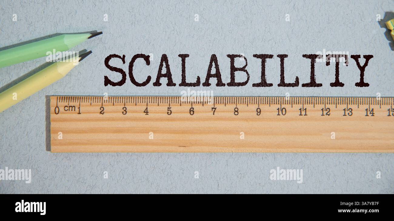 Notebook che mostra la parola scalabilità insieme a un fan del denaro, che rappresenta l'importanza della crescita nella tecnologia finanziaria e degli investimenti strategici Foto Stock