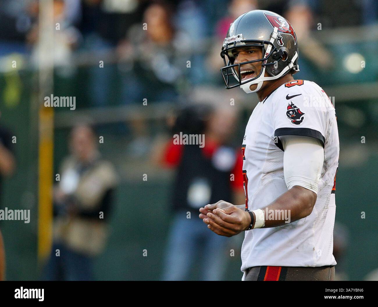 4 novembre 2012 - Oakland, CA, USA - il quarterback dei Tampa Bay Buccaneers Josh Freeman (5) cerca di far muovere l'attacco dopo due ritardi consecutivi di rigore a circa tre minuti dalla partita all'O.co Coliseum di Oakland, California, domenica 4 novembre 2012. I Tampa Bay Buccaneers sconfissero gli Oakland Raiders, 42-32. (Immagine di credito: © Daniel Wallace/MCT/ZUMAPRESS.com) Foto Stock