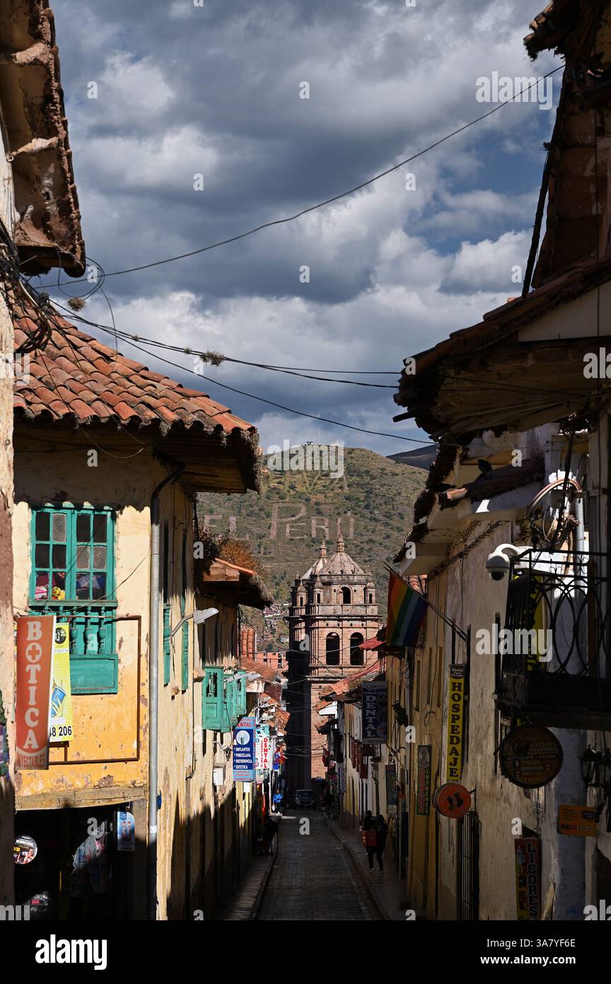 Iglesia de San Pedro e edifici tradizionali nella città vecchia di Cusco, in Perù Foto Stock