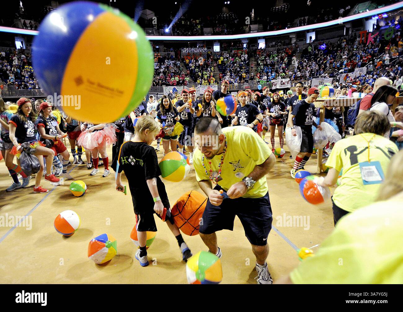 16 febbraio 2013 - University Park, Pennsylvania, USA - il ballerino Andrew Georgeson schivò palle da spiaggia e pistole a spruzzo durante la Penn State IFC/Panhellenic Dance Marathon presso il Bryce Events Center di University Park, Pennsylvania, sabato 16 febbraio 2013. I ballerini hanno iniziato la raccolta fondi di 46 ore venerdì. L'evento, noto come Thon, raccoglie fondi per aiutare le famiglie che combattono il cancro pediatrico. L'evento dell'anno scorso ha raccolto 10 milioni di dollari. (Immagine di credito: © Abby Drey/MCT/ZUMAPRESS.com) Foto Stock 16 febbraio 2013 - University Park, Pennsylvania, USA - il ballerino Andrew Georgeson schivò palle da spiaggia e pistole a spruzzo durante la Penn State IFC/Panhellenic Dance Marathon presso il Bryce Events Center di University Park, Pennsylvania, sabato 16 febbraio 2013. I ballerini hanno iniziato la raccolta fondi di 46 ore venerdì. L'evento, noto come Thon, raccoglie fondi per aiutare le famiglie che combattono il cancro pediatrico. L'evento dell'anno scorso ha raccolto 10 milioni di dollari. (Immagine di credito: © Abby Drey/MCT/ZUMAPRESS.com) Foto Stock