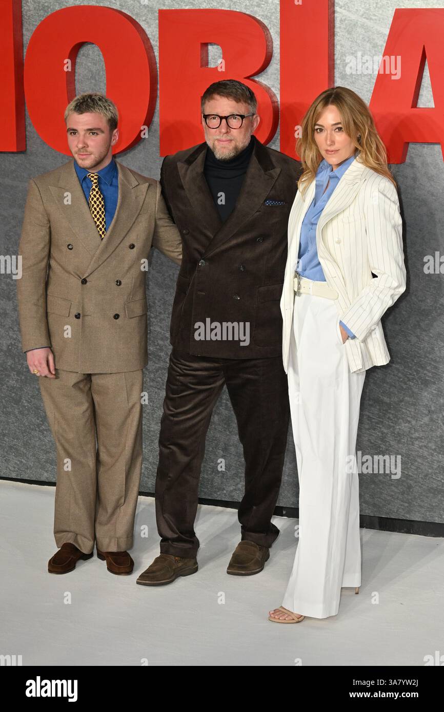 Londra, Regno Unito. 27 marzo 2025. Rocco Ritchie, Guy Ritchie e Jacqui Ainsley alla prima inglese di MobLand a Odeon Luxe Leicester Square. Crediti: Nils Jorgensen/Alamy Live News Foto Stock