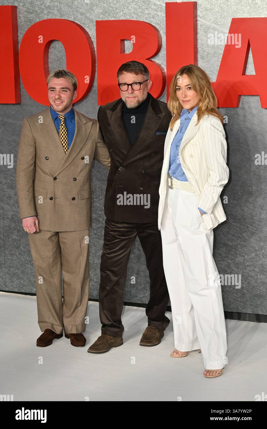 Londra, Regno Unito. 27 marzo 2025. Rocco Ritchie, Guy Ritchie e Jacqui Ainsley alla prima inglese di MobLand a Odeon Luxe Leicester Square. Crediti: Nils Jorgensen/Alamy Live News Foto Stock