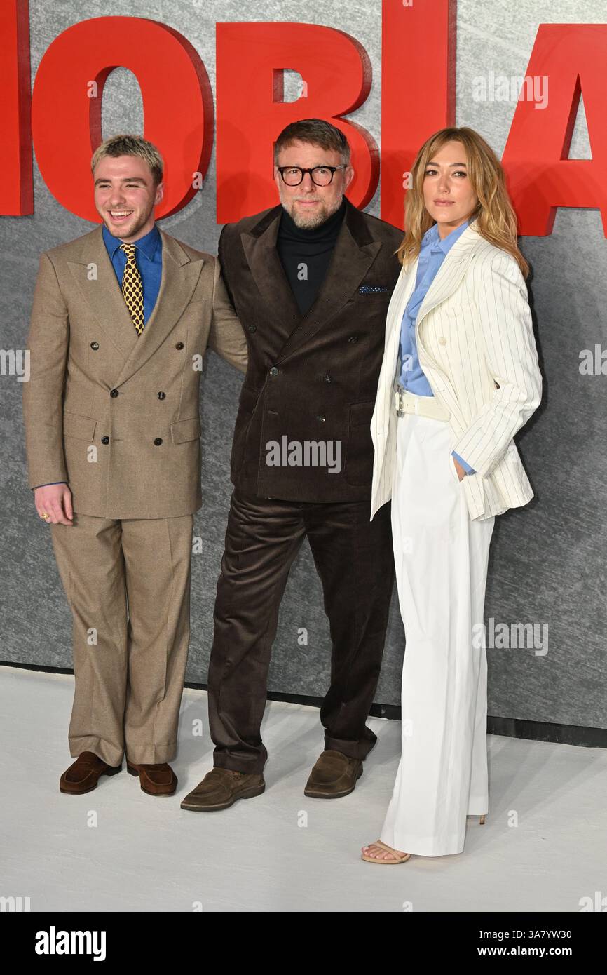 Londra, Regno Unito. 27 marzo 2025. Rocco Ritchie, Guy Ritchie e Jacqui Ainsley alla prima inglese di MobLand a Odeon Luxe Leicester Square. Crediti: Nils Jorgensen/Alamy Live News Foto Stock