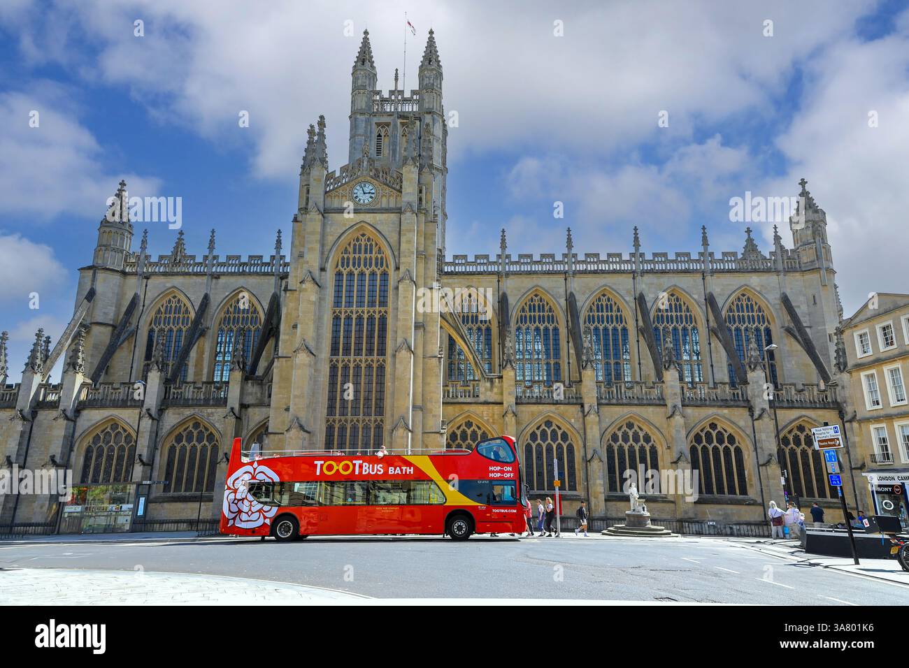 Un autobus turistico scoperto a due piani Toot fuori Bath Abbey, Bath, Somerset, Inghilterra, Regno Unito Foto Stock