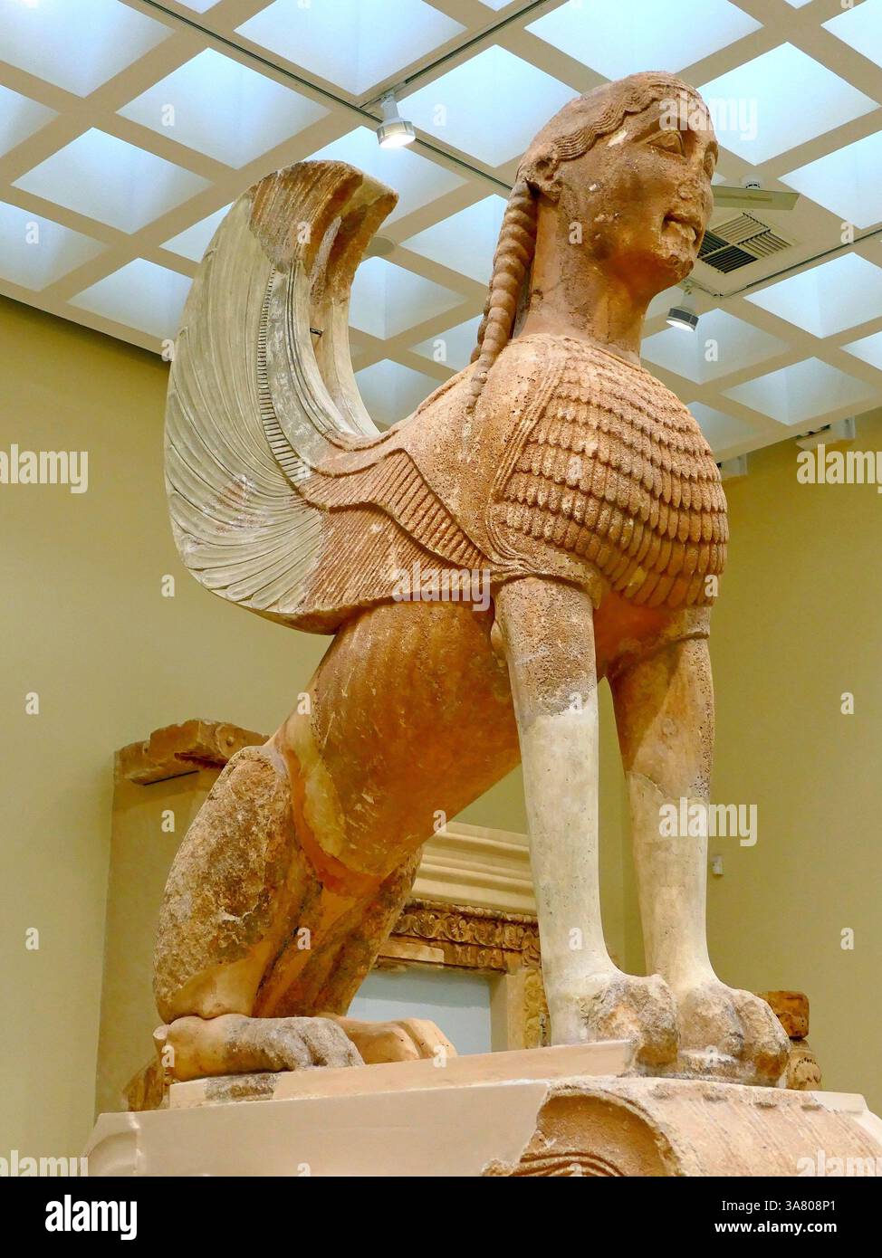 Statua in marmo di un'antica sfinge della collezione del Museo Archeologico di Delfi in Grecia Foto Stock
