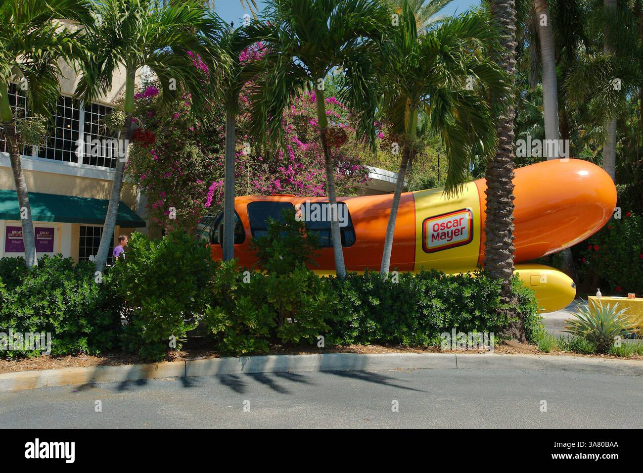 Uso editoriale solo 27 marzo 2025 St. Petersburg, FL, USA. Oscar Mayer Wienermobile veicolo promozionale a forma di hot dog su un panino. Orange e yel Foto Stock
