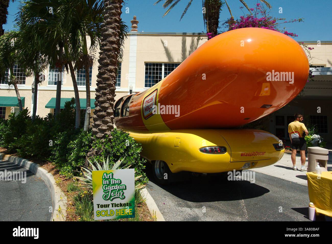 Uso editoriale solo 27 marzo 2025 St. Petersburg, FL, USA. Oscar Mayer Wienermobile veicolo promozionale a forma di hot dog su un panino. Orange e yel Foto Stock