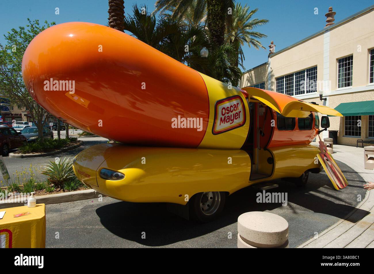Uso editoriale solo 27 marzo 2025 St. Petersburg, FL, USA. Oscar Mayer Wienermobile veicolo promozionale a forma di hot dog su un panino. Orange e yel Foto Stock