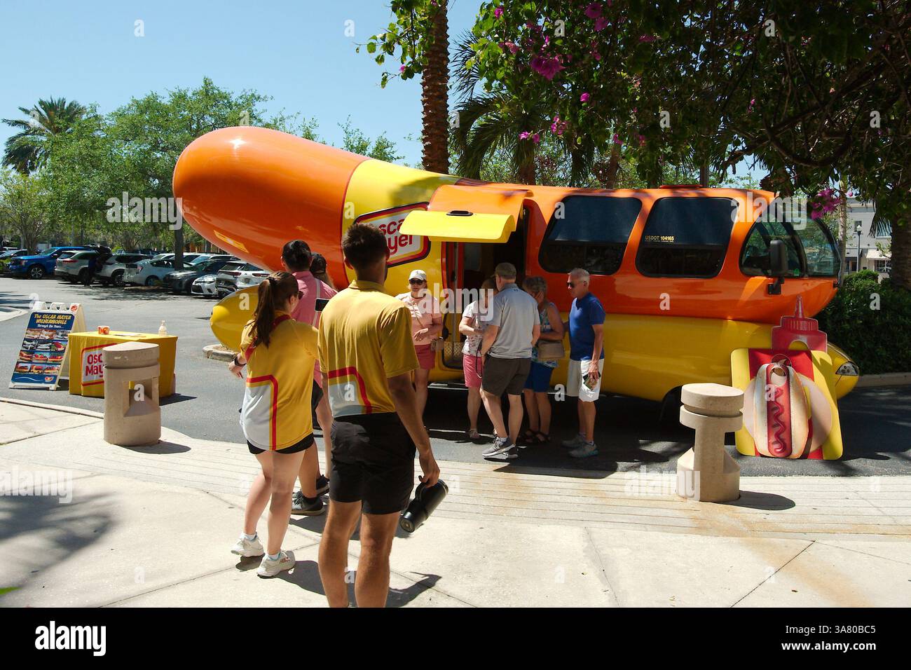 Uso editoriale solo 27 marzo 2025 St. Petersburg, FL, USA. Oscar Mayer Wienermobile veicolo promozionale a forma di hot dog su un panino. Orange e yel Foto Stock