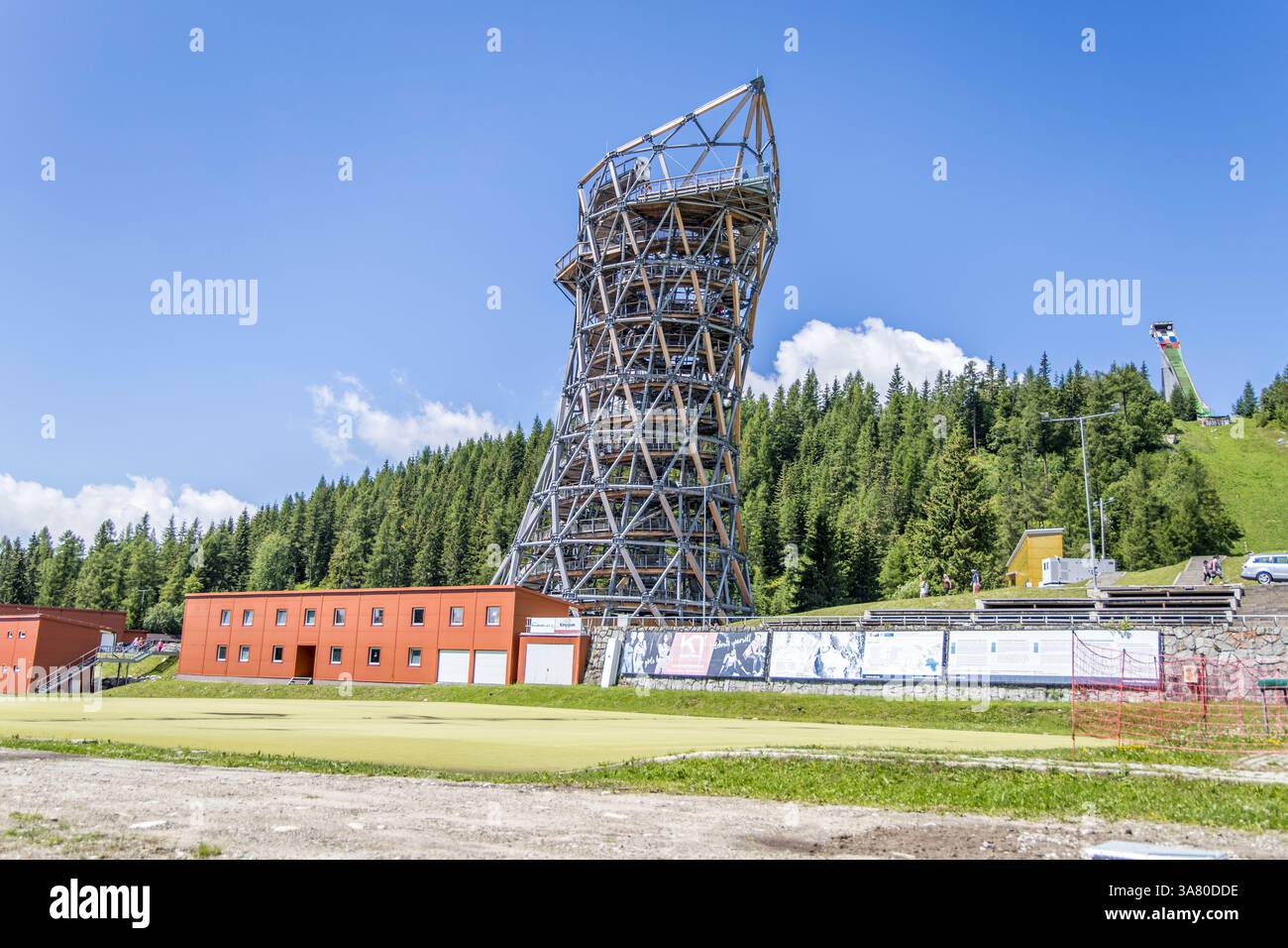 Strbske Pleso, Slovacchia - 16 luglio 2023: La TORRE DEI TATRA - edificio sofisticato alto 53 m, uno dei più alti d'Europa situato presso la Strbske Ples Foto Stock