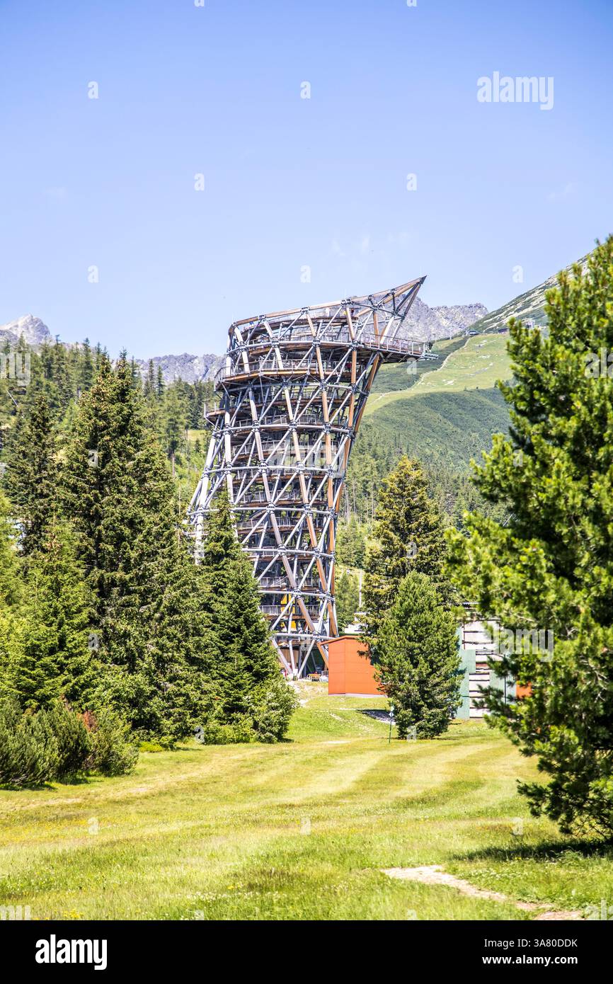 Strbske Pleso, Slovacchia - 16 luglio 2023: La TORRE DEI TATRA - edificio sofisticato alto 53 m, uno dei più alti d'Europa situato presso la Strbske Ples Foto Stock
