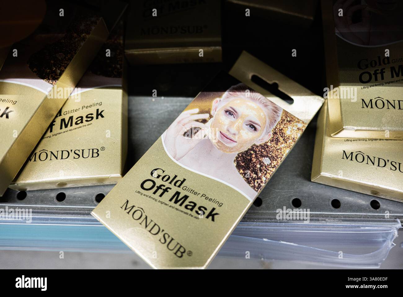 Leopoli, Ucraina - 25 marzo 2025: Primo piano della confezione MOND'SUB Gold Glitter Peeling Off Mask in un'esposizione al dettaglio. Foto Stock