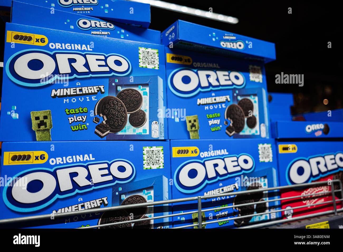 Leopoli, Ucraina - 25 marzo 2025: Scatole Oreo blu con design a tema Minecraft esposte sugli scaffali dei negozi in vendita. Foto Stock