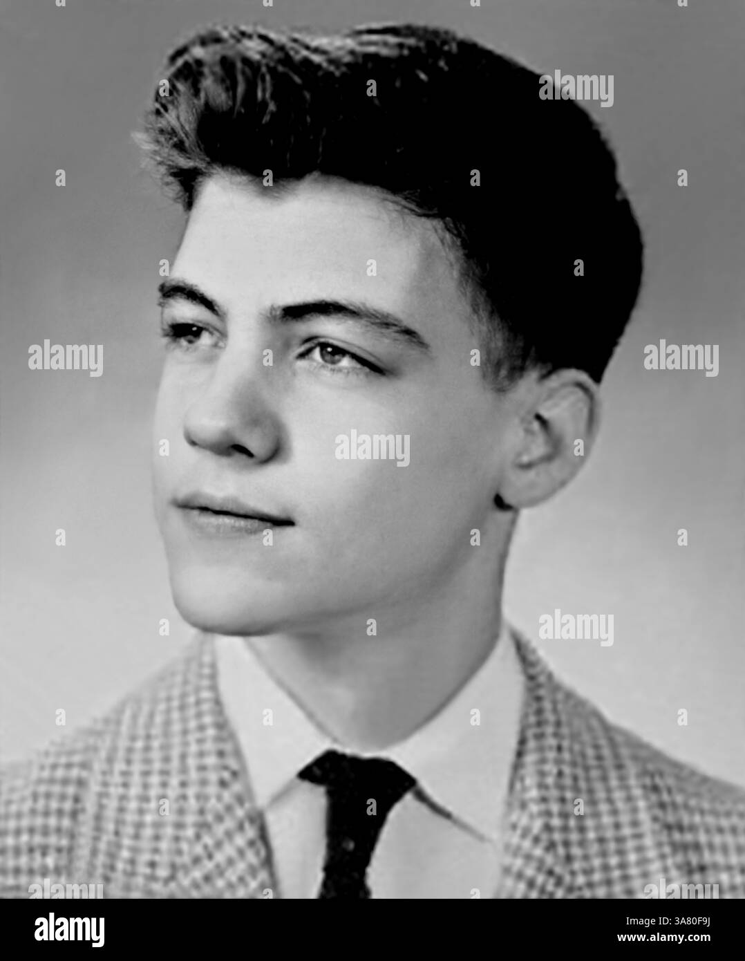 1956 c., Lombard, ILLINOIS, USA: Il serial killer THEODORE KACZYNSKI (John Ted, 1942 - 2023), quando era un giovane di 17 anni dall'ANNUARIO DELLE SCUOLE SUPERIORI, meglio conosciuto come UNABOMBER. Era un prodigio matematico , ma abbandonò la sua carriera accademica nel 1969 per perseguire uno stile di vita primitivo e reclusivo . Kaczynski uccise tre persone e ne ferì altre 23 tra il 1978 e il 1995 in una campagna di bombardamenti per corrispondenza a livello nazionale contro persone che credeva stessero facendo progressi nella tecnologia moderna e nella distruzione dell'ambiente naturale. Fotografo sconosciuto .- FOTO STORICO - STORIA - SERIAL KILLER - porto Foto Stock