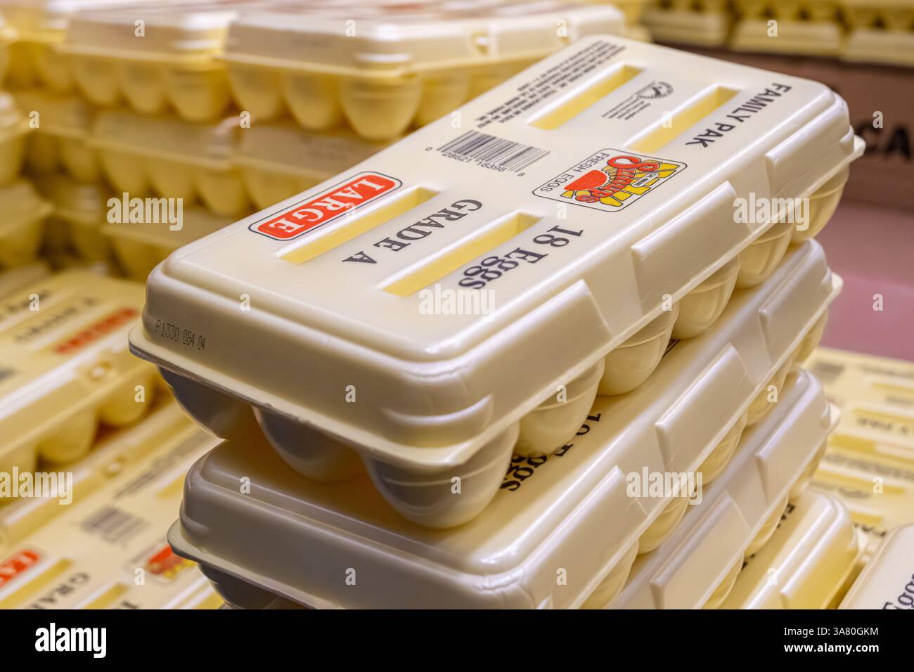 Pile di cartoni per uova presso il negozio all'ingrosso Costco di Duluth, Georgia. (USA) Foto Stock