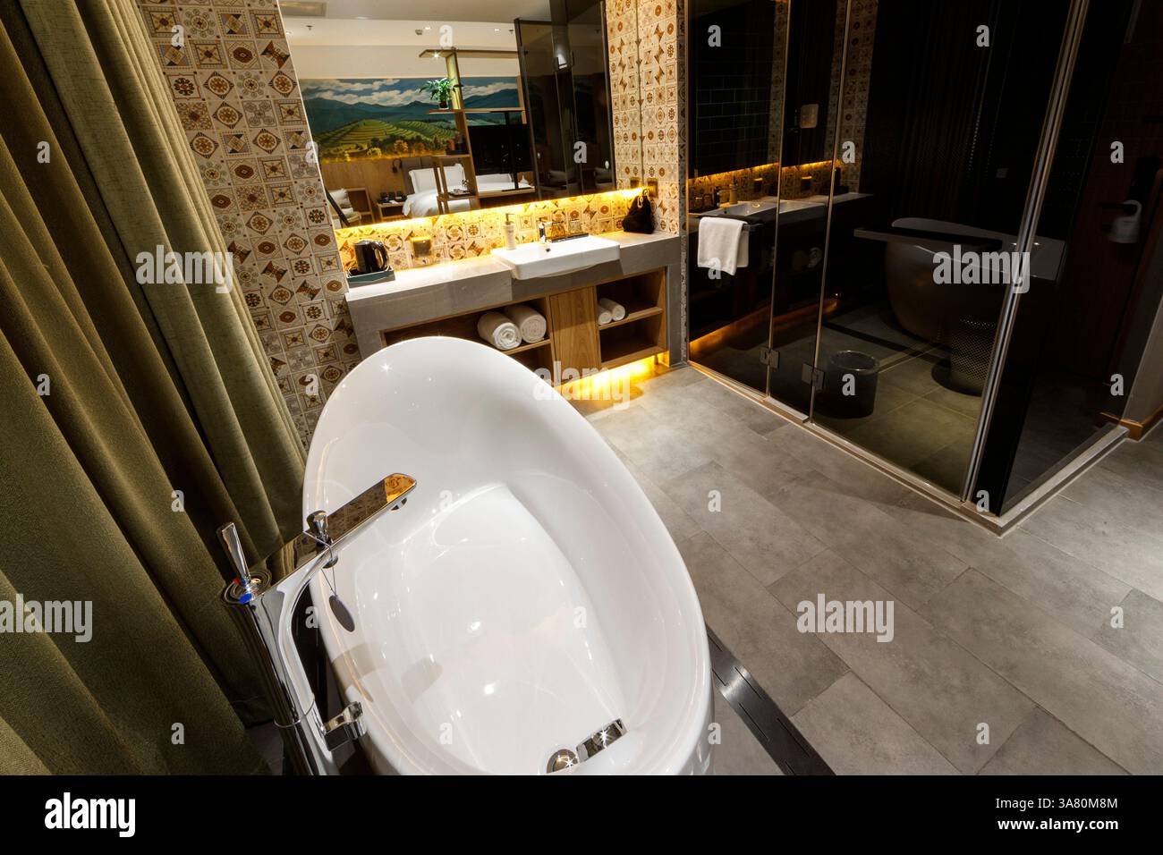 Bagno moderno di lusso con vasca indipendente Foto Stock