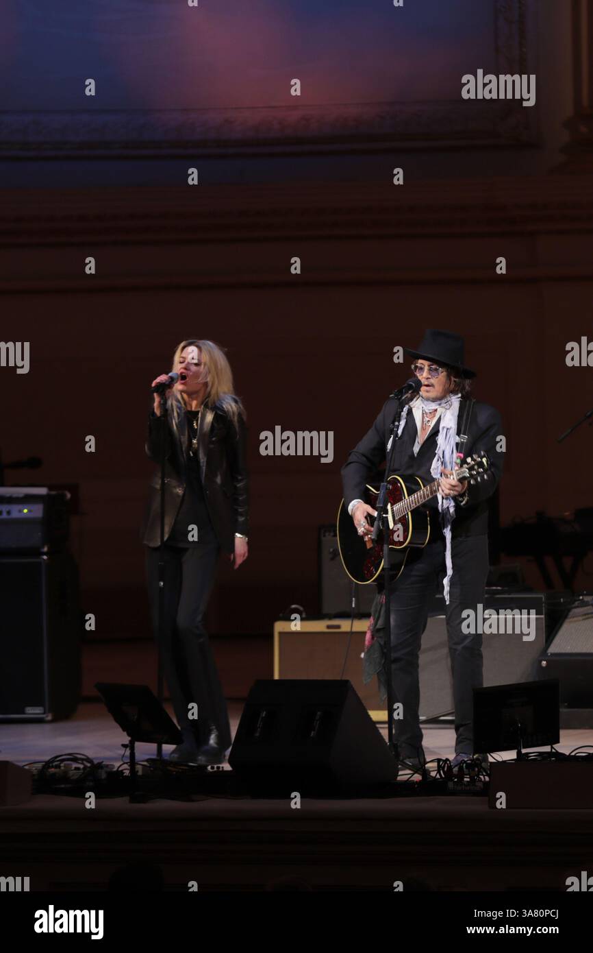 New York, Stati Uniti. 26 marzo 2025. NEW YORK, NEW YORK - 26 MARZO 2025: Alison Mosshart e Johnny Depp sono saliti sul palco alla Carnegie Hall for People Have the Power: A Celebration of Patti Smith, un elettrizzante tributo all'artista leggendario. L'evento, presentato da Michael Dorf, ha onorato il profondo impatto di Smith sulla musica, la poesia e l'attivismo, riunendo una formazione all-star per eseguire le sue canzoni più iconiche. (Foto: Giada Papini Rampelotto/EuropaNewswire/Sipa USA). Crediti: SIPA USA/Alamy Live News Foto Stock