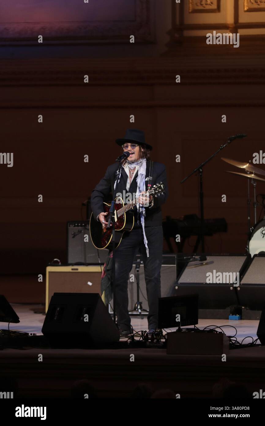 New York, Stati Uniti. 26 marzo 2025. NEW YORK, NEW YORK - 26 MARZO 2025: Alison Mosshart e Johnny Depp sono saliti sul palco alla Carnegie Hall for People Have the Power: A Celebration of Patti Smith, un elettrizzante tributo all'artista leggendario. L'evento, presentato da Michael Dorf, ha onorato il profondo impatto di Smith sulla musica, la poesia e l'attivismo, riunendo una formazione all-star per eseguire le sue canzoni più iconiche. (Foto: Giada Papini Rampelotto/EuropaNewswire/Sipa USA). Crediti: SIPA USA/Alamy Live News Foto Stock