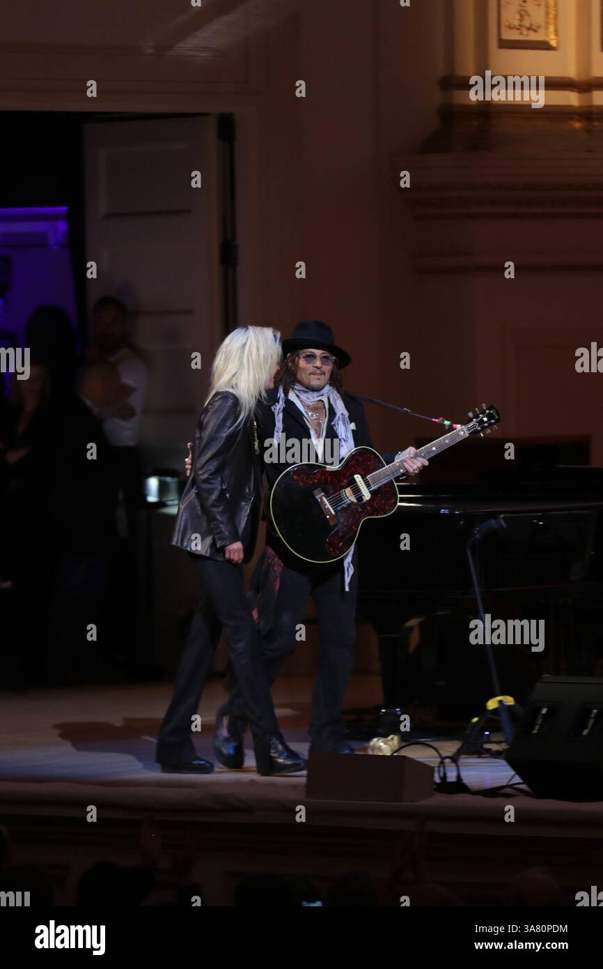 New York, Stati Uniti. 26 marzo 2025. NEW YORK, NEW YORK - 26 MARZO 2025: Alison Mosshart e Johnny Depp sono saliti sul palco alla Carnegie Hall for People Have the Power: A Celebration of Patti Smith, un elettrizzante tributo all'artista leggendario. L'evento, presentato da Michael Dorf, ha onorato il profondo impatto di Smith sulla musica, la poesia e l'attivismo, riunendo una formazione all-star per eseguire le sue canzoni più iconiche. (Foto: Giada Papini Rampelotto/EuropaNewswire/Sipa USA). Crediti: SIPA USA/Alamy Live News Foto Stock