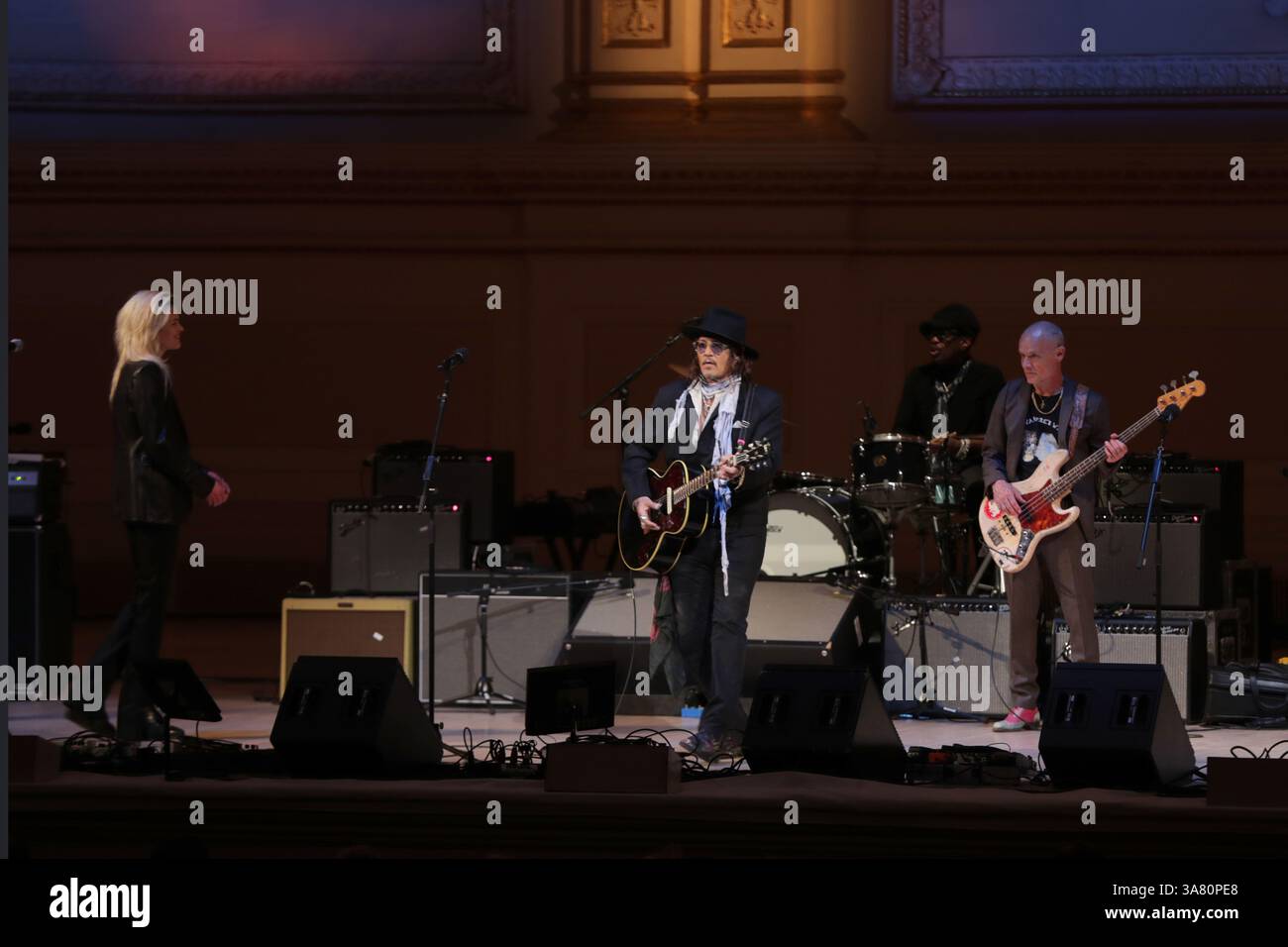 New York, Stati Uniti. 26 marzo 2025. NEW YORK, NEW YORK - 26 MARZO 2025: Alison Mosshart e Johnny Depp sono saliti sul palco alla Carnegie Hall for People Have the Power: A Celebration of Patti Smith, un elettrizzante tributo all'artista leggendario. L'evento, presentato da Michael Dorf, ha onorato il profondo impatto di Smith sulla musica, la poesia e l'attivismo, riunendo una formazione all-star per eseguire le sue canzoni più iconiche. (Foto: Giada Papini Rampelotto/EuropaNewswire/Sipa USA). Crediti: SIPA USA/Alamy Live News Foto Stock