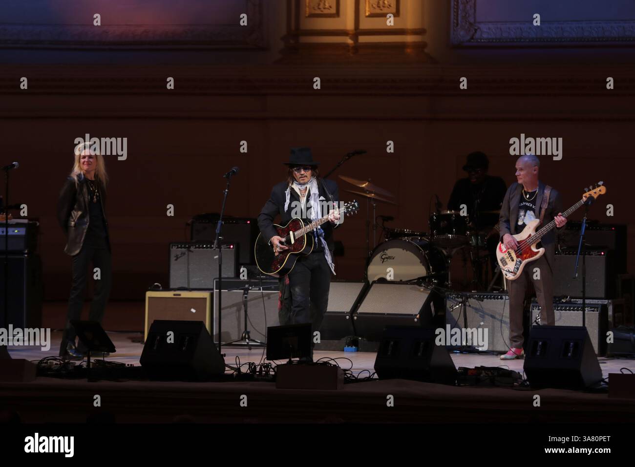 New York, Stati Uniti. 26 marzo 2025. NEW YORK, NEW YORK - 26 MARZO 2025: Alison Mosshart e Johnny Depp sono saliti sul palco alla Carnegie Hall for People Have the Power: A Celebration of Patti Smith, un elettrizzante tributo all'artista leggendario. L'evento, presentato da Michael Dorf, ha onorato il profondo impatto di Smith sulla musica, la poesia e l'attivismo, riunendo una formazione all-star per eseguire le sue canzoni più iconiche. (Foto: Giada Papini Rampelotto/EuropaNewswire/Sipa USA). Crediti: SIPA USA/Alamy Live News Foto Stock