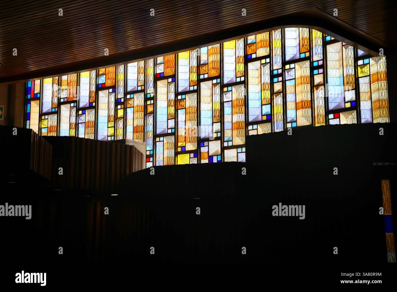 Le vetrate colorate della Basilica di nostra Signora di Guadalupe sono visibili a città del Messico. Progettato dagli architetti José Luis Benlliure, Pedro Ramírez Vázquez, Alejandro Schoenhofer, fra Gabriel Chávez de la Mora, Antonio S. Gómez Palacio e Javier García Lascuráin, fu consacrato nel 1976. È un luogo di pellegrinaggio. Foto Stock