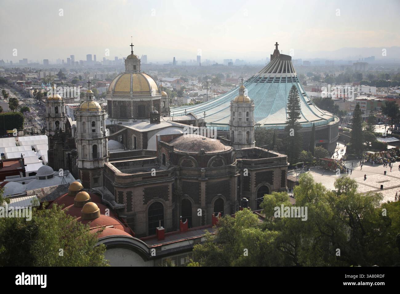 Il Templo Expiatorio a Cristo Rey (a sinistra) e la Basilica di nostra Signora di Guadalupe (a destra) sono visibili dalla collina Tepeyac nella parte settentrionale di città del Messico. La nuova basilica fu progettata dagli architetti José Luis Benlliure, Pedro Ramírez Vázquez, Alejandro Schoenhofer, frate Gabriel Chávez de la Mora, Antonio S. Gómez Palacio e Javier García Lascuráin. Fu consacrata nel 1976. È un luogo di pellegrinaggio. Foto Stock