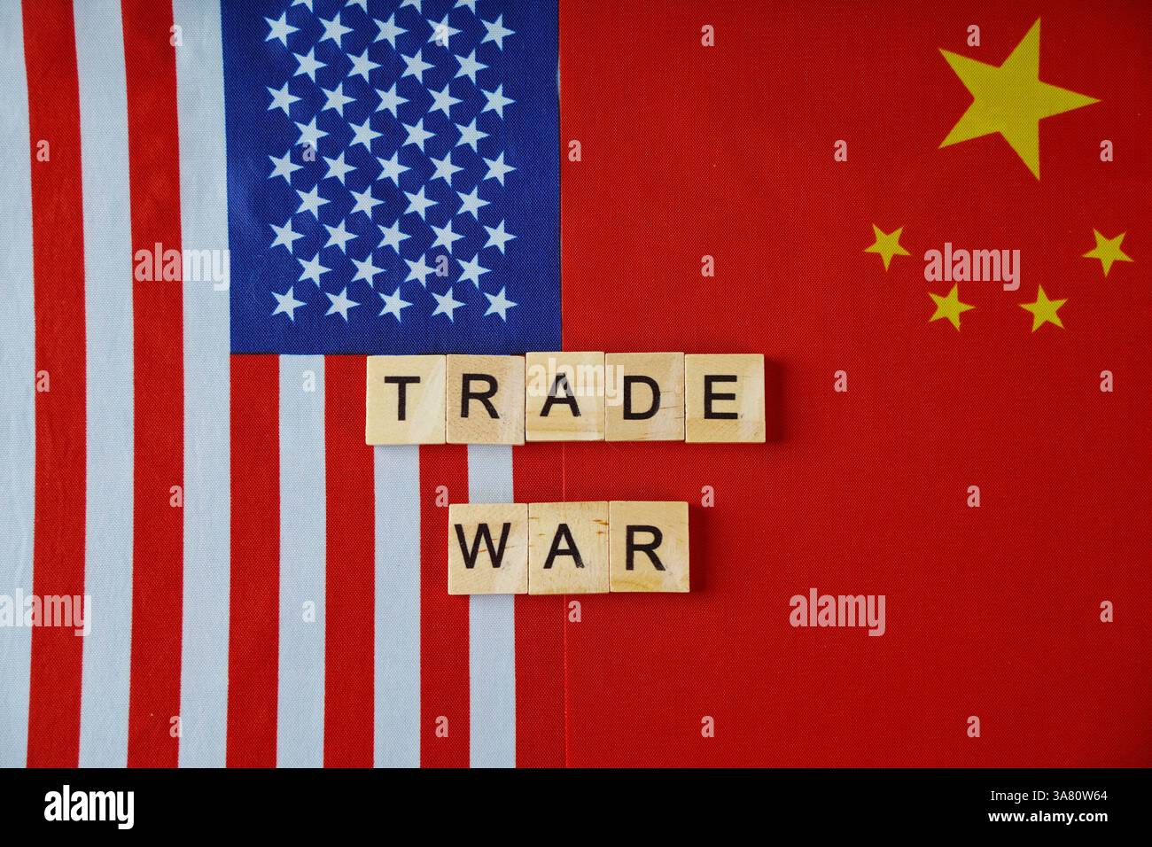 La bandiera degli Stati Uniti e la bandiera della Cina. L'iscrizione sul loro sfondo: Guerra commerciale. Foto Stock