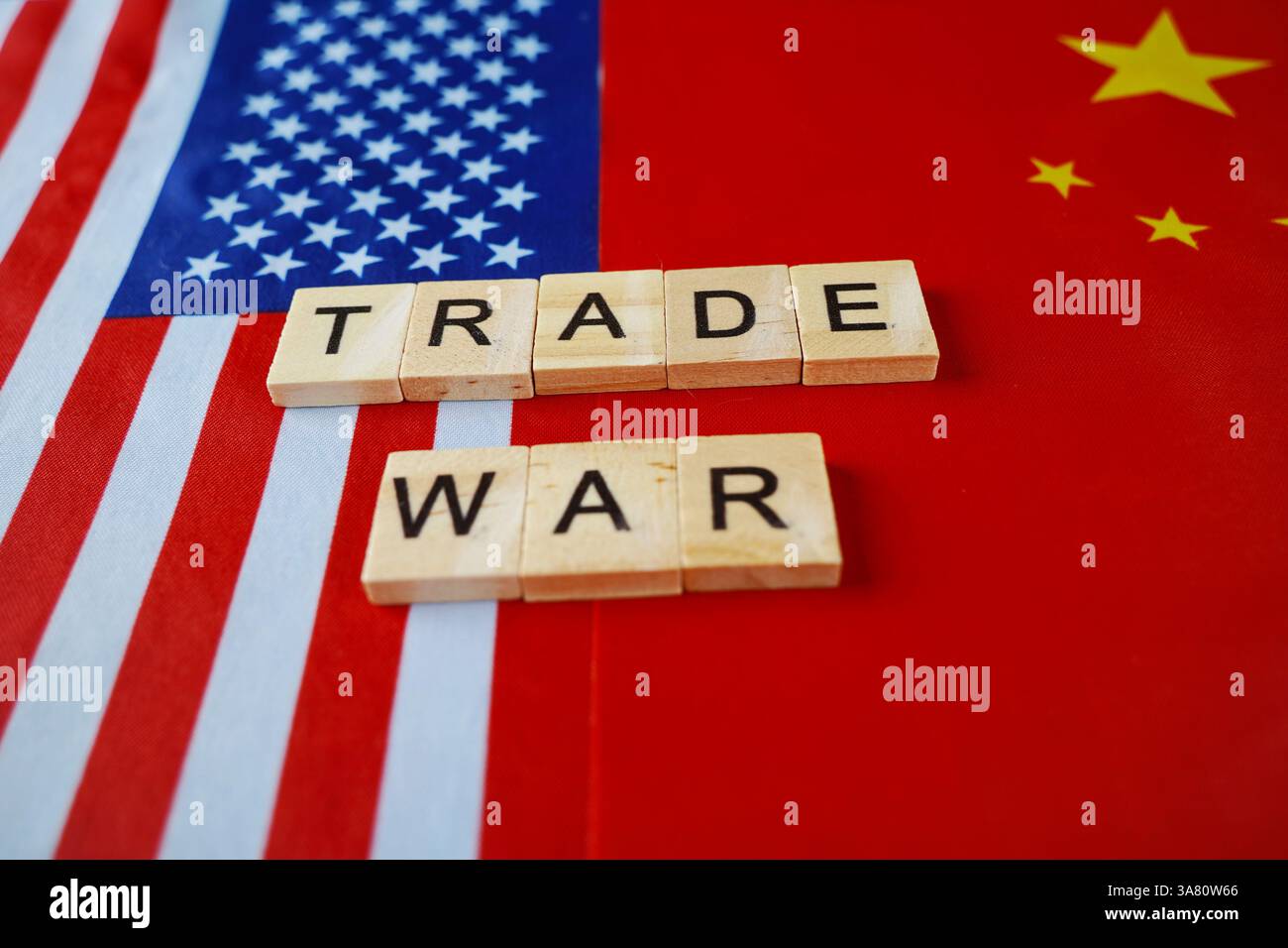 La bandiera degli Stati Uniti e la bandiera della Cina. L'iscrizione sul loro sfondo: Guerra commerciale. Foto Stock